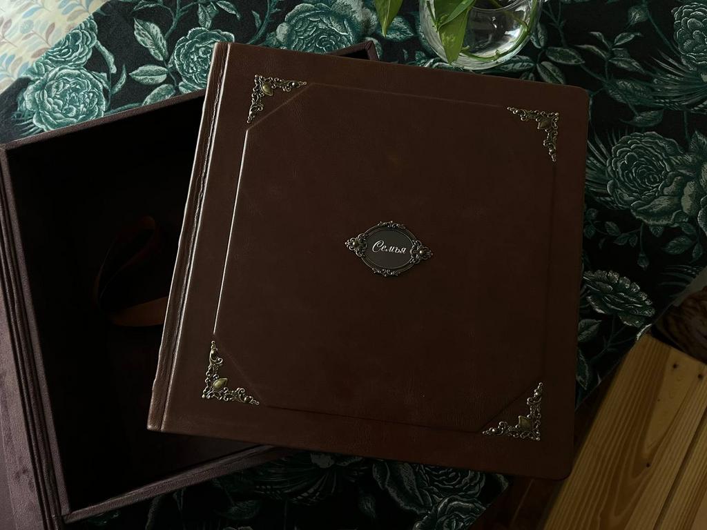 Именной кожаный фотоальбом на 320 фото в большом коробе для хранения