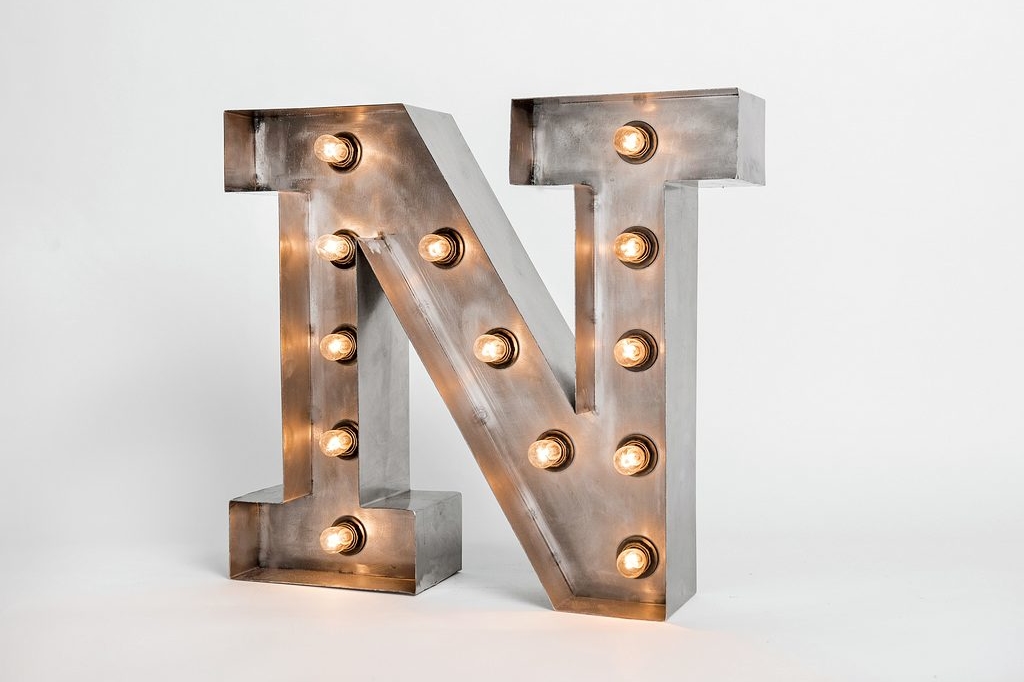 Стальная буква N с лампами высотой 50 см