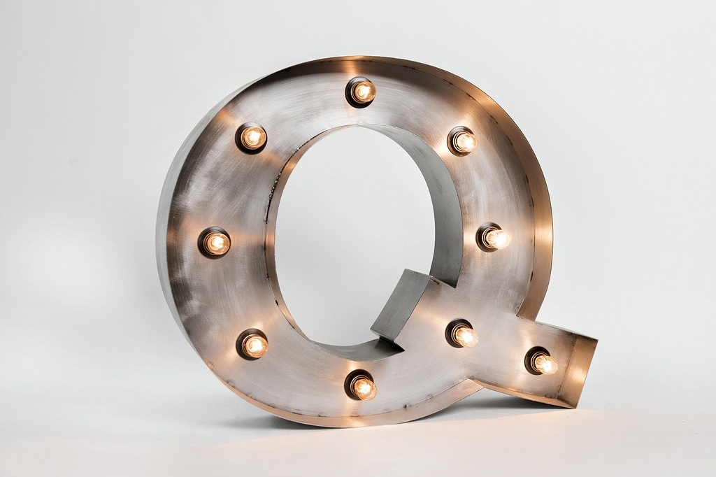 Стальная буква Q с лампами высотой 50 см