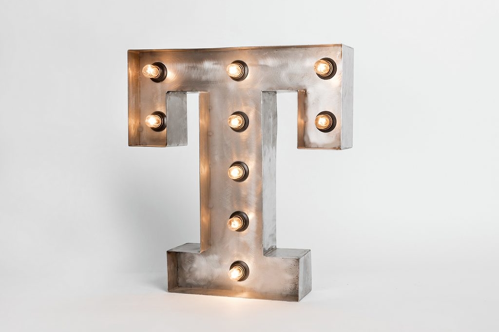 Стальная буква T с лампами высотой 50 см