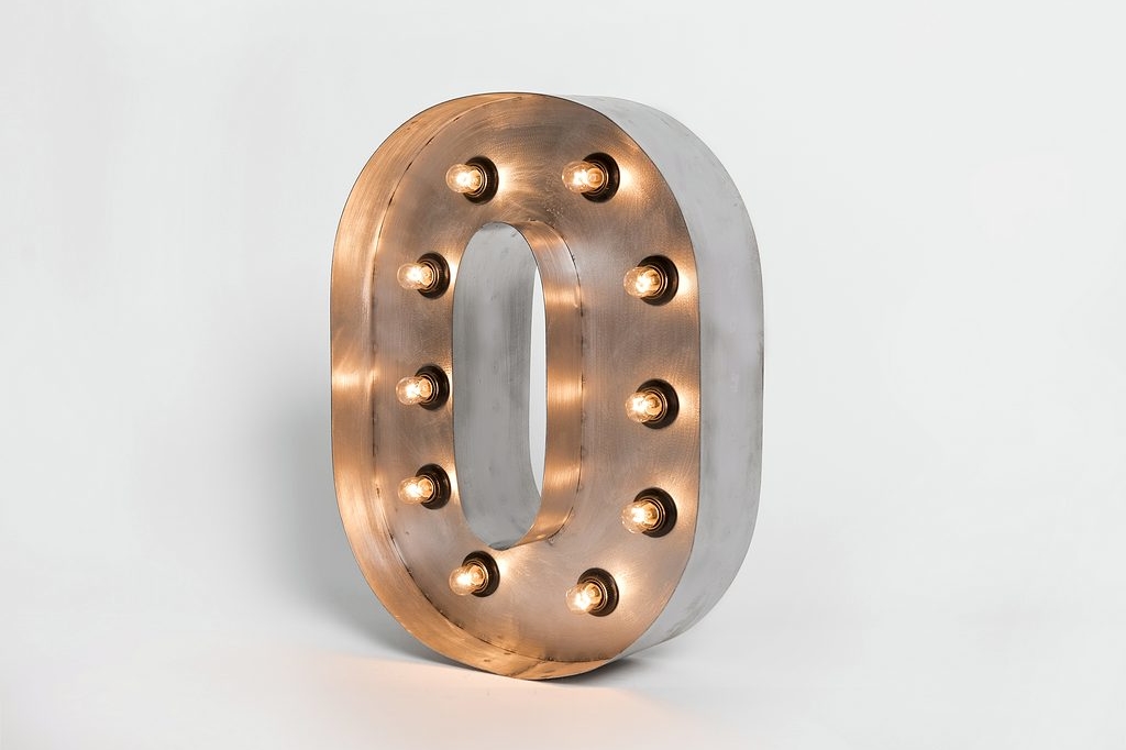 Стальная цифра 0 с лампами высотой 50 см