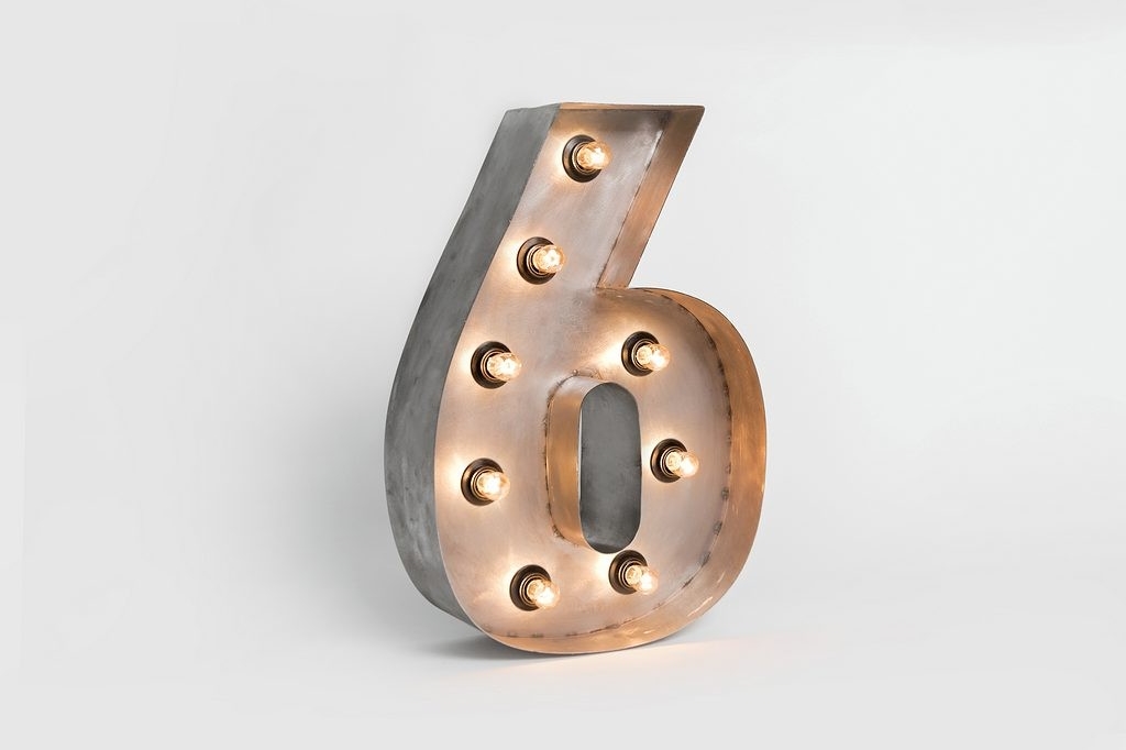 Стальная цифра 6 с лампами высотой 50 см