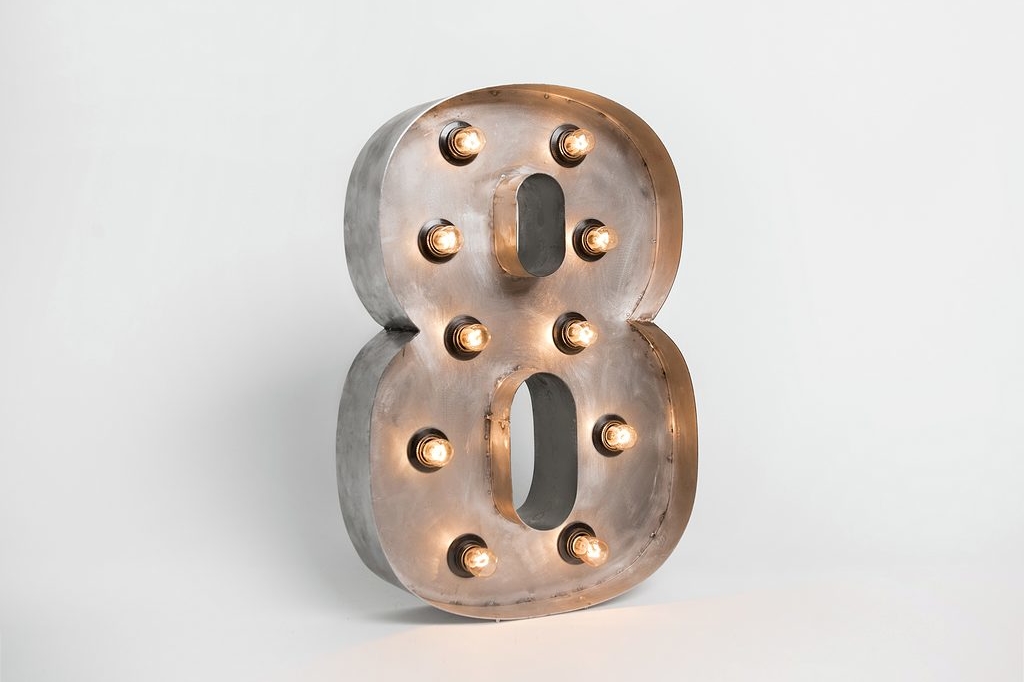 Стальная цифра 8 с лампами высотой 50 см