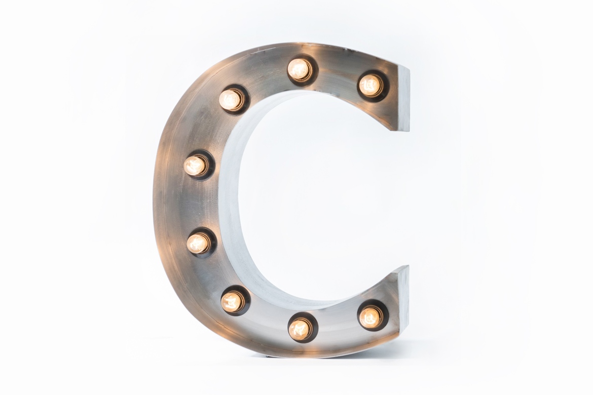 Стальная буква С с лампами высотой 40 см