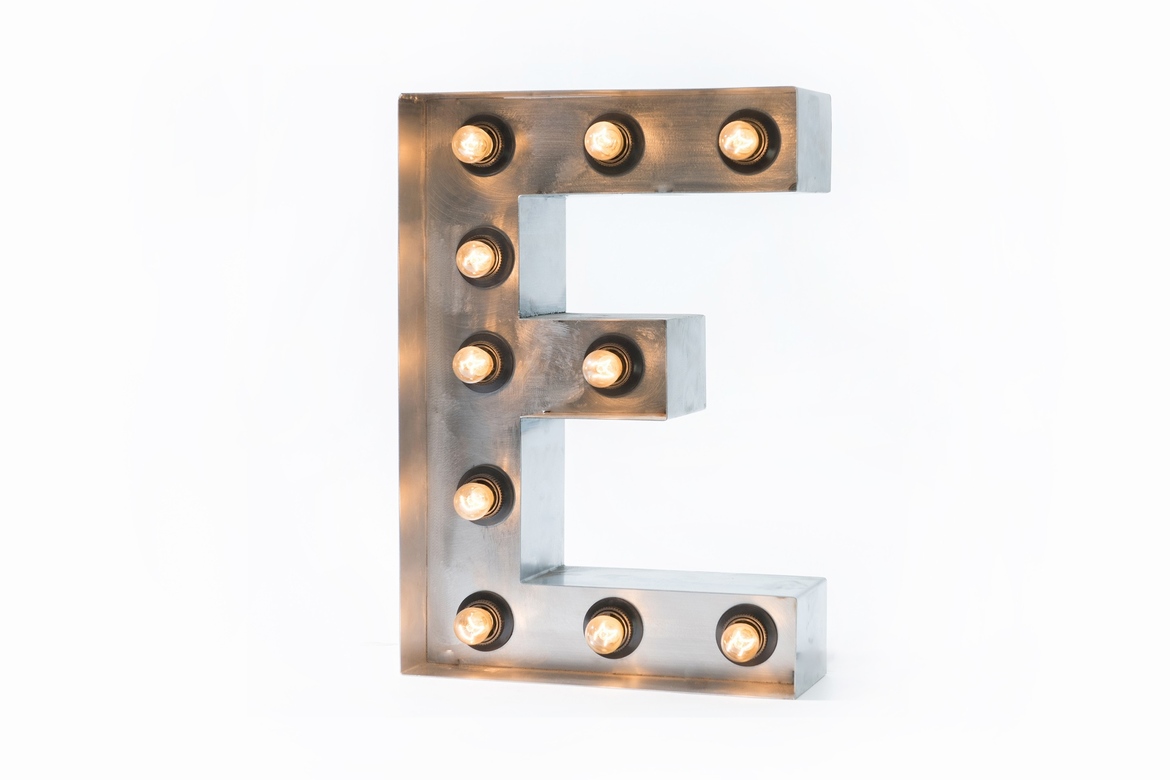 Стальная буква E с лампами высотой 40 см