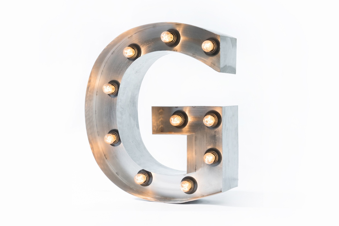 Стальная буква G с лампами высотой 40 см