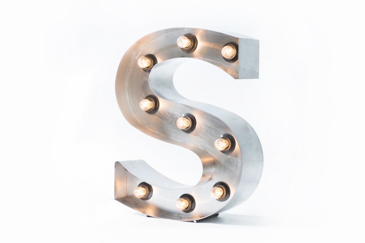 Стальная буква S с лампами высотой 40 см