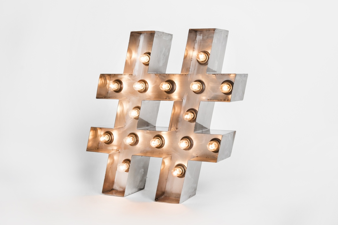 Стальной хэштег # с лампами высотой 50 см