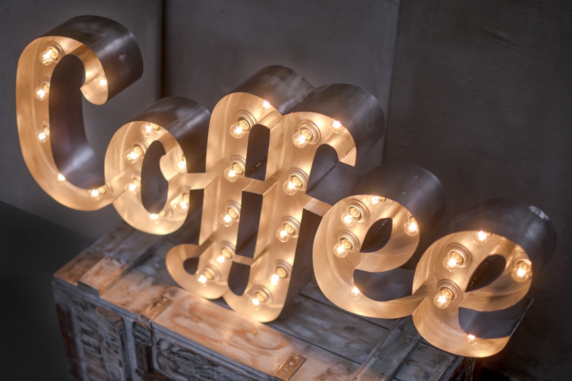 Слово Coffee из стали с лампами