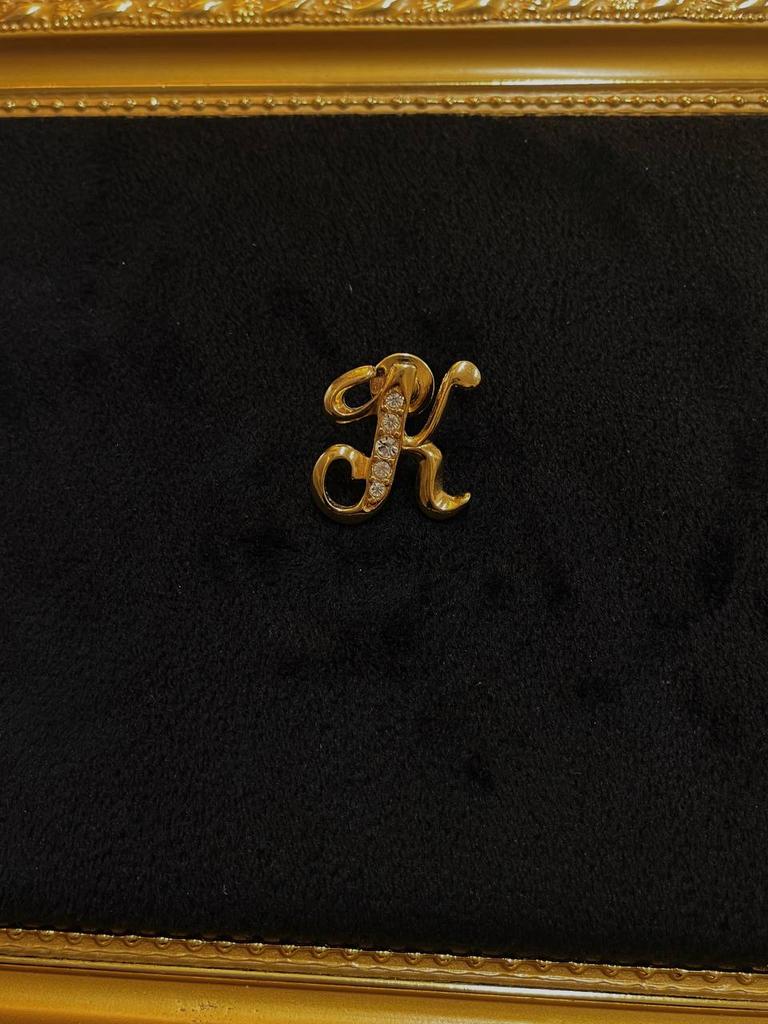 Винтажная брошь «К»