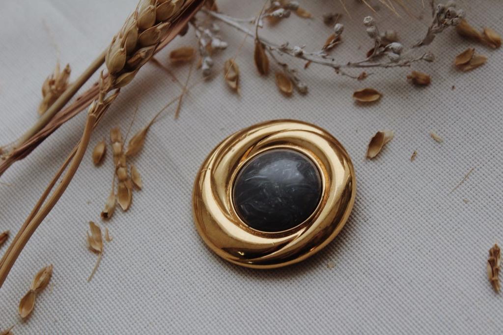 Винтажная брошь «Круг с серой вставкой» Monet