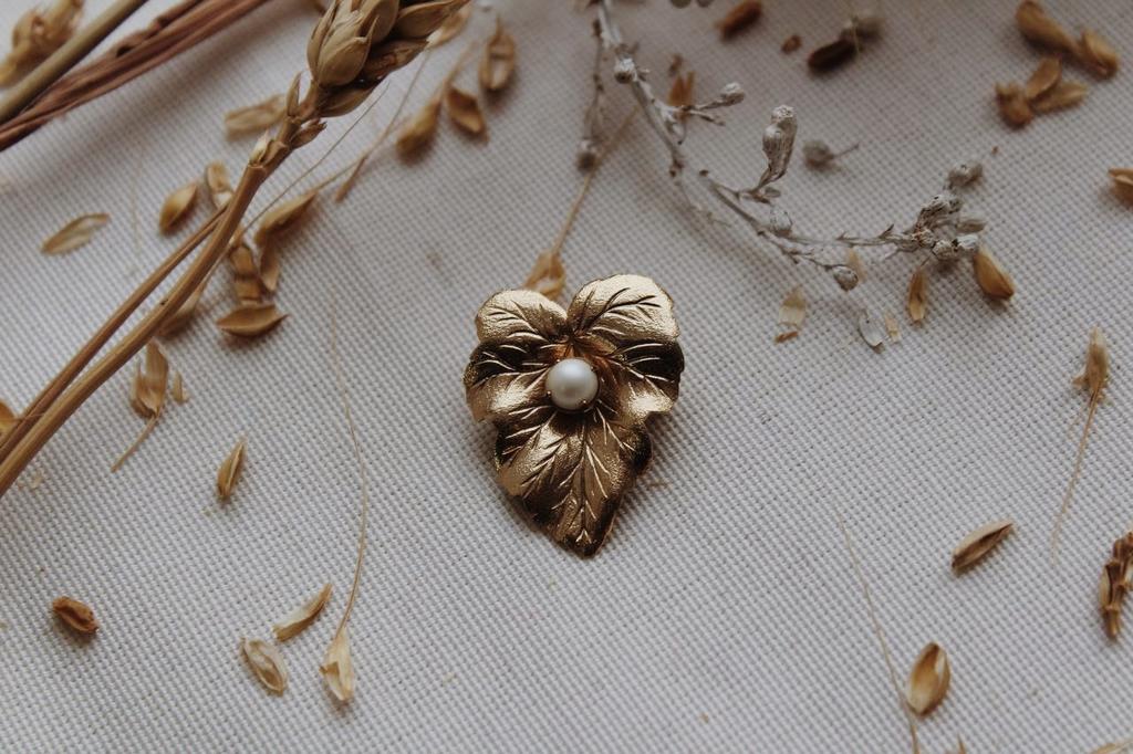 Винтажная брошь «Лист с жемчужиной» Sarah Coventry