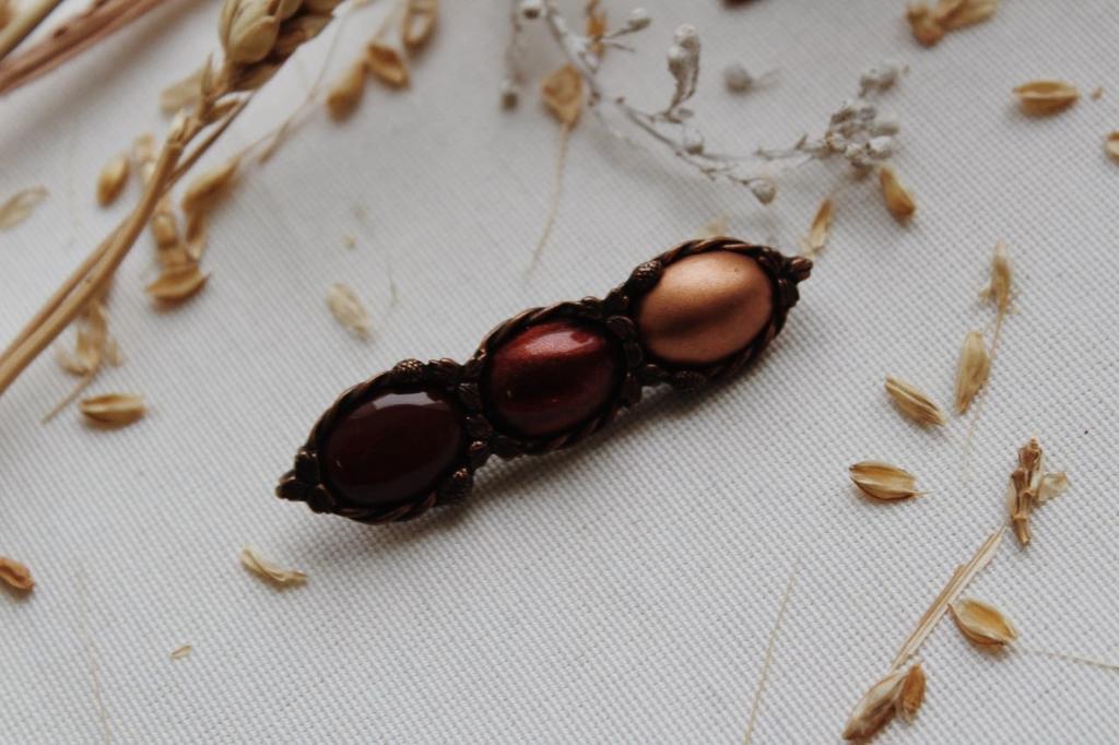 Винтажная брошь с терракотовыми кабошонами