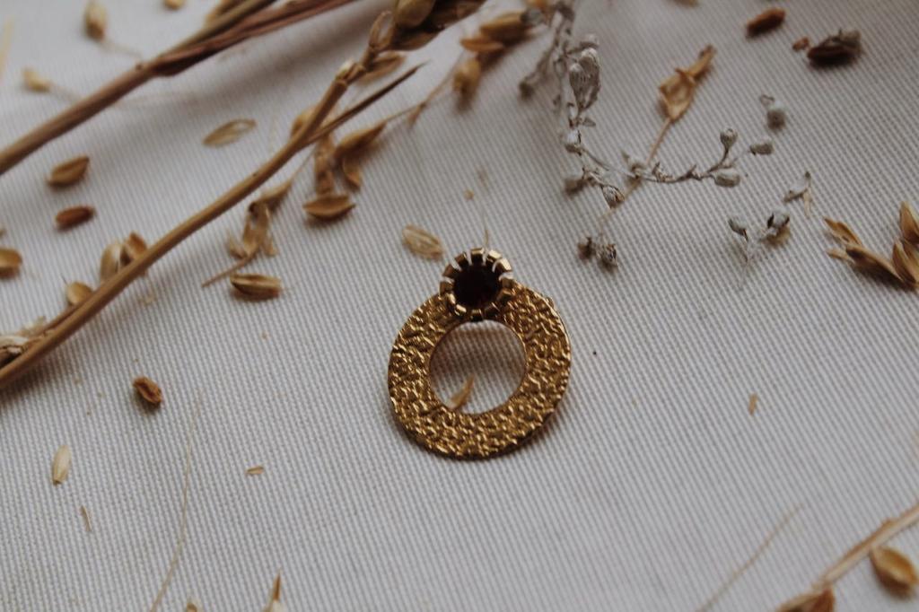 Винтажная брошь «Колечко с кристалликом»