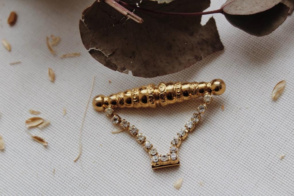 Винтажная брошь с подвеской