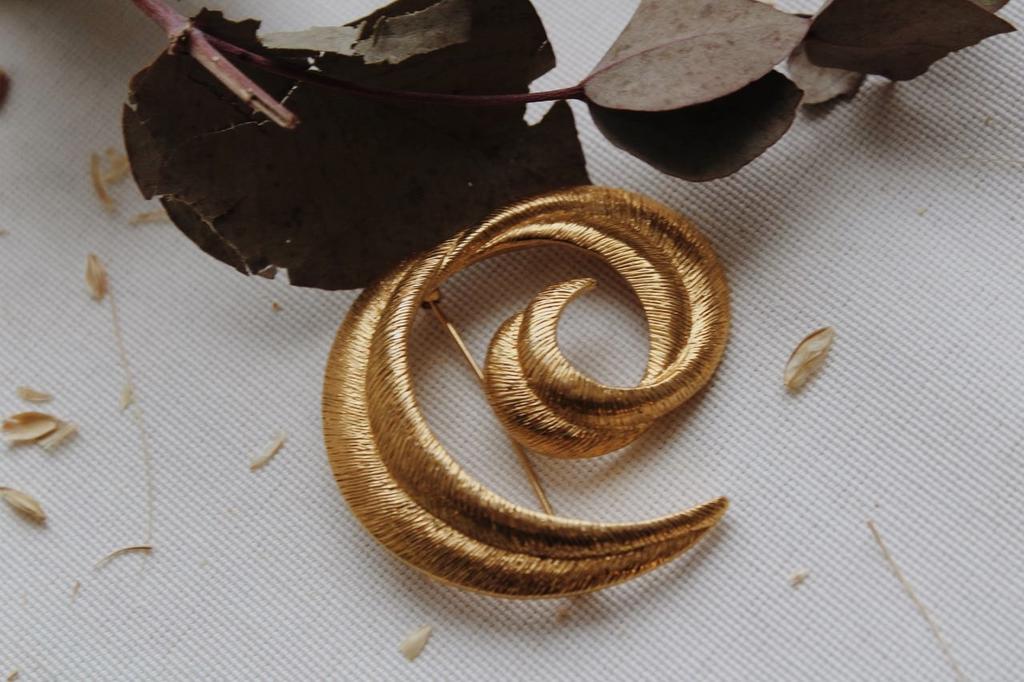 Винтажная брошь «Крупное перо»