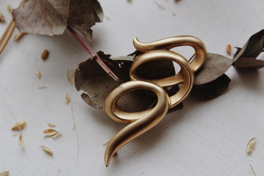 Винтажная брошь «Петли крупные»