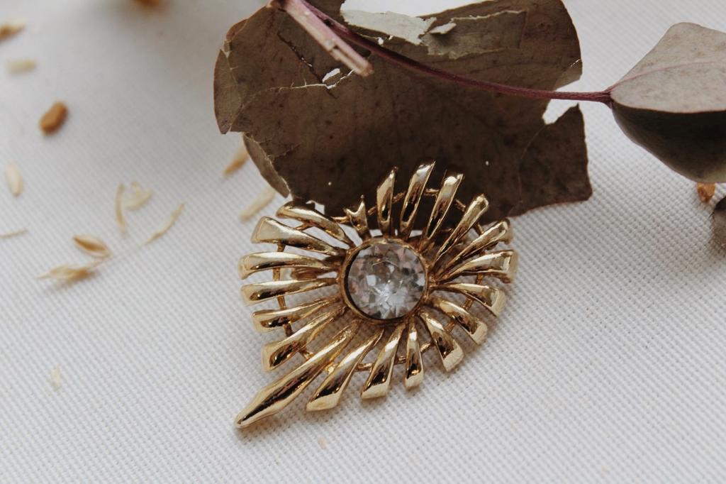 Винтажная брошь «Лучи с кристаллом»