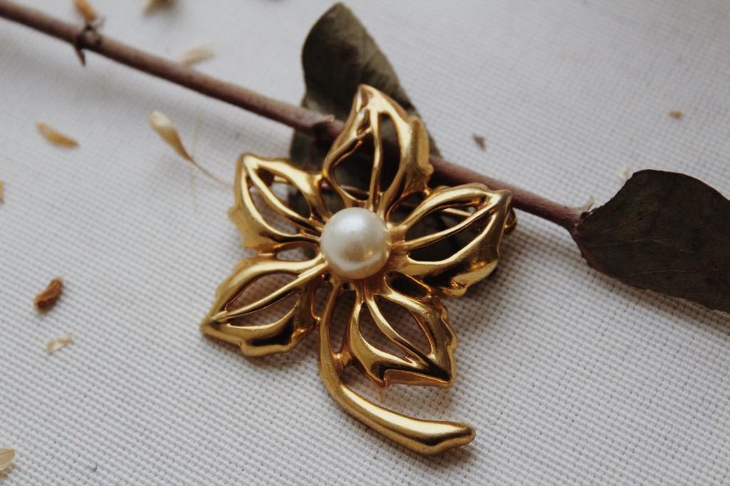 Винтажная брошь «Цветок с жемчужиной»