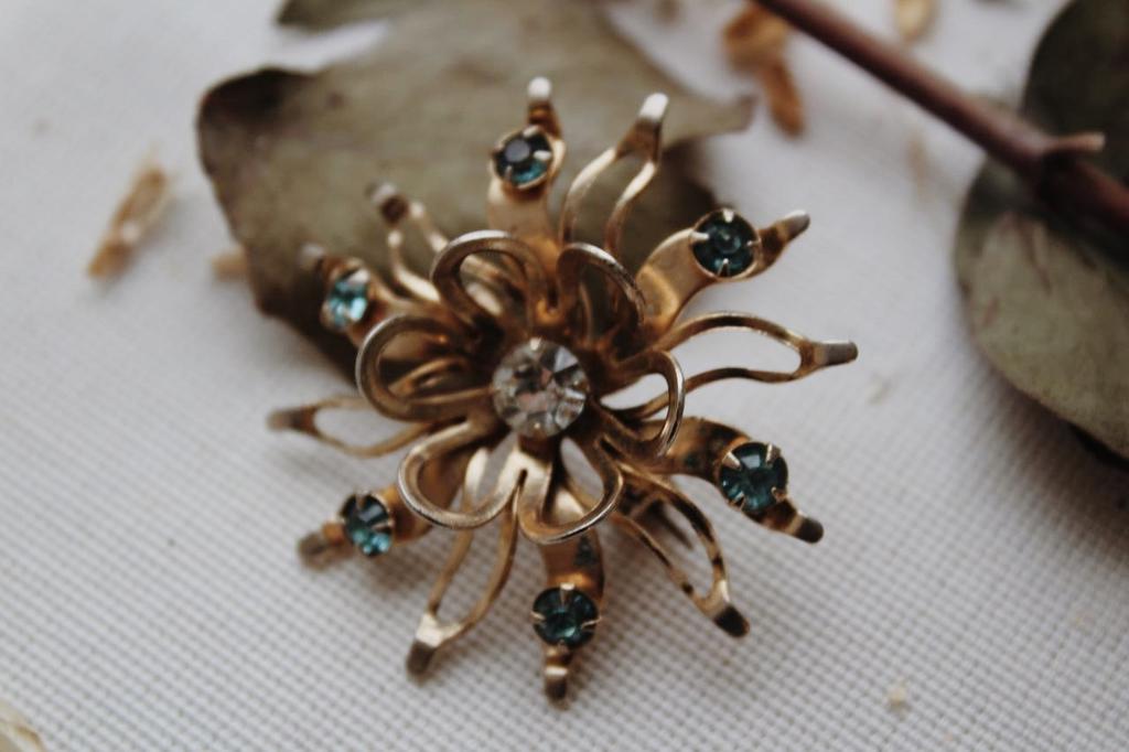 Винтажная брошь «Цветок с голубыми кристаллами»