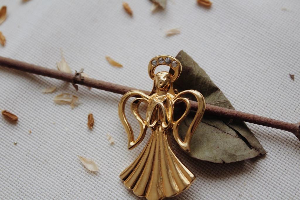Винтажная брошь «Ангел с нимбом»