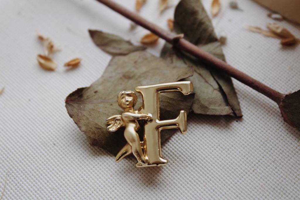 Винтажная брошь «F» с ангелом