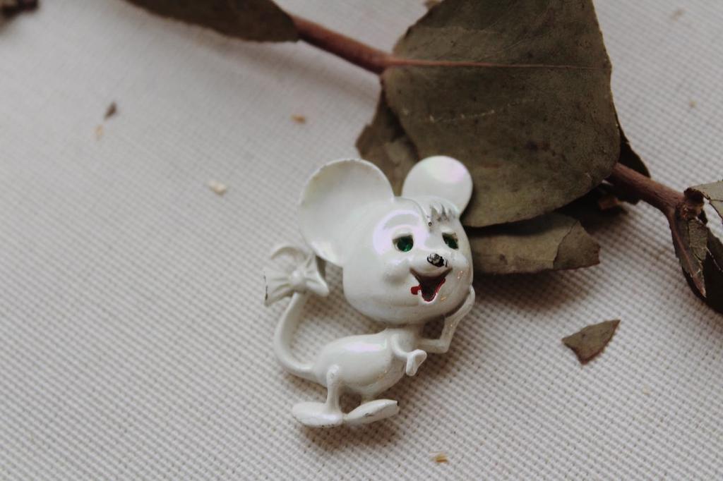 Винтажная брошь «Мышка»