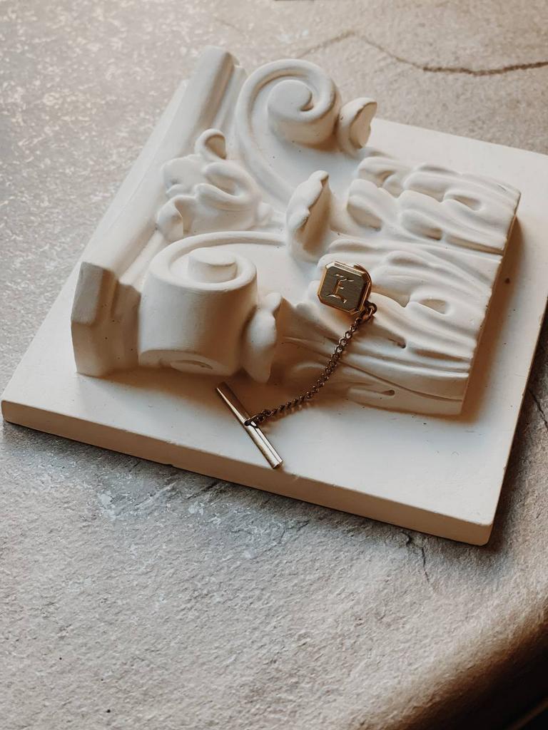 Винтажный аксессуар для галстука «Е»