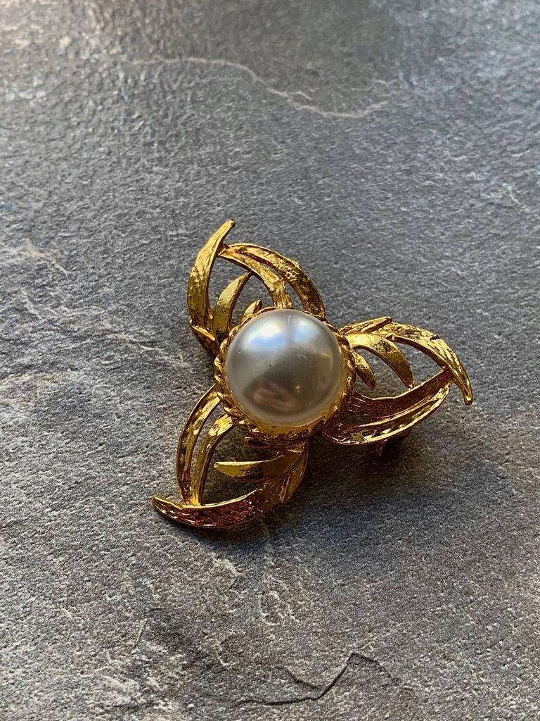 Винтажная брошь «Жемчужный трилистник»