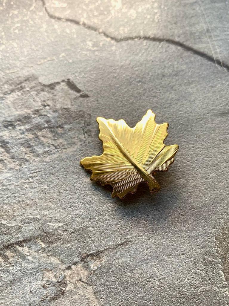Винтажная брошь «Кленовый листик»