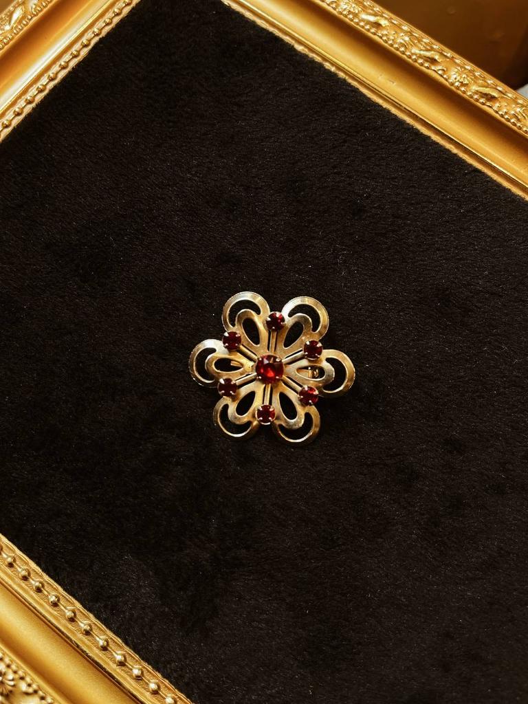 Винтажная брошь Цветок с красными камнями