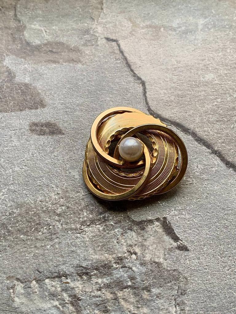 Винтажная брошь «Цветок с жемчугом-2»