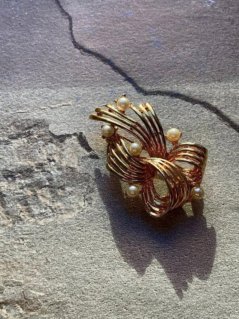 Винтажная брошь «Salute»