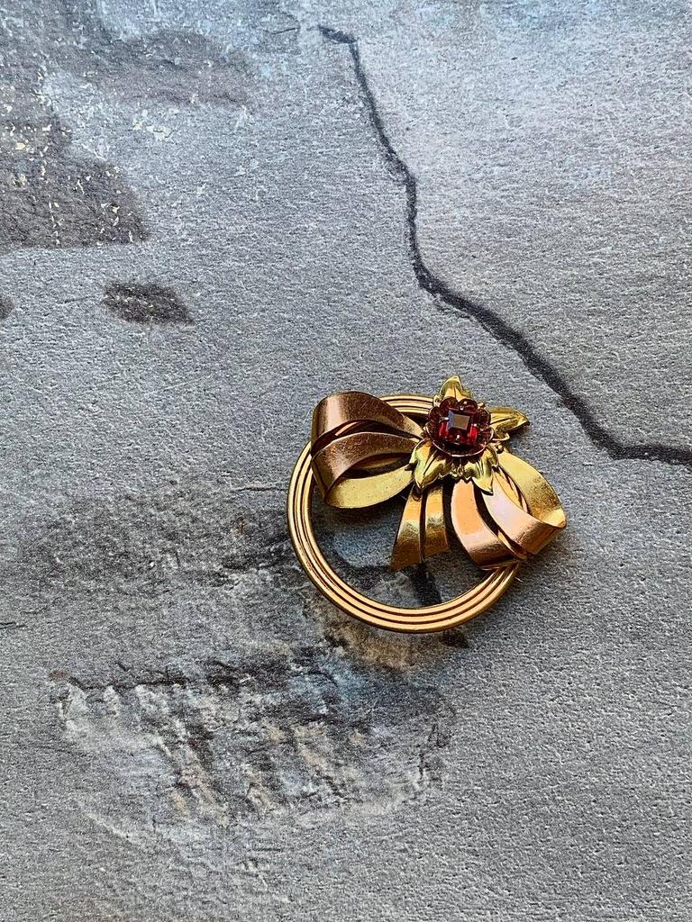 Винтажная брошь «Present»