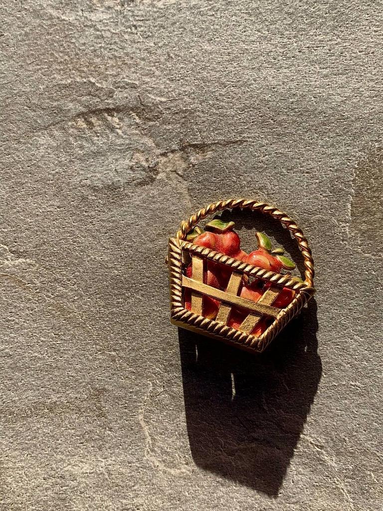Винтажная брошь «Корзинка с яблоками»