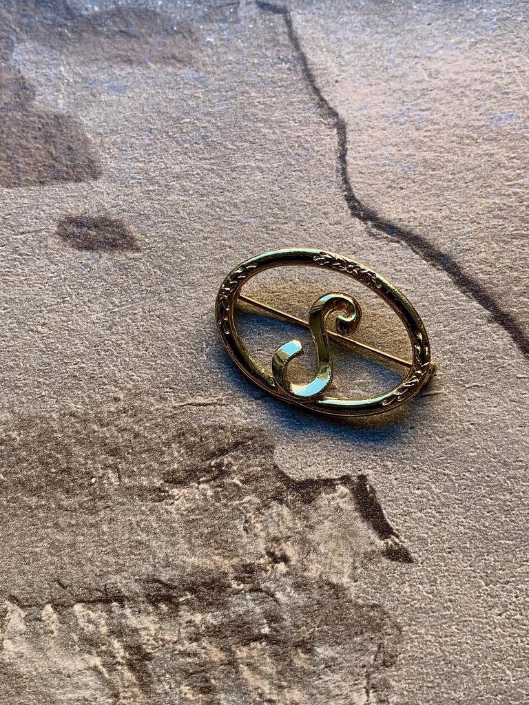 Винтажная брошь «S »