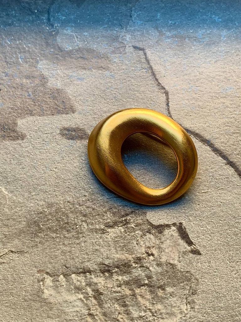 Винтажная брошь «О»