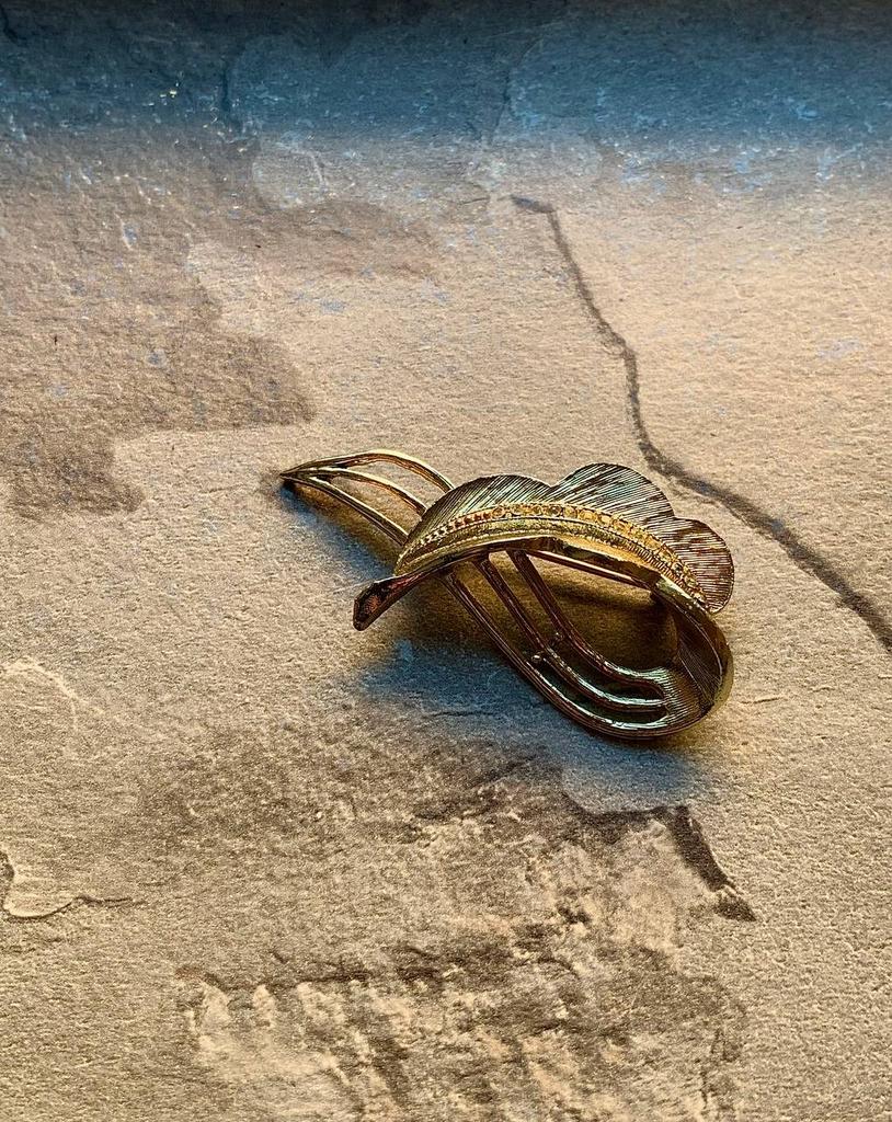 Винтажная брошь «Curly leave»