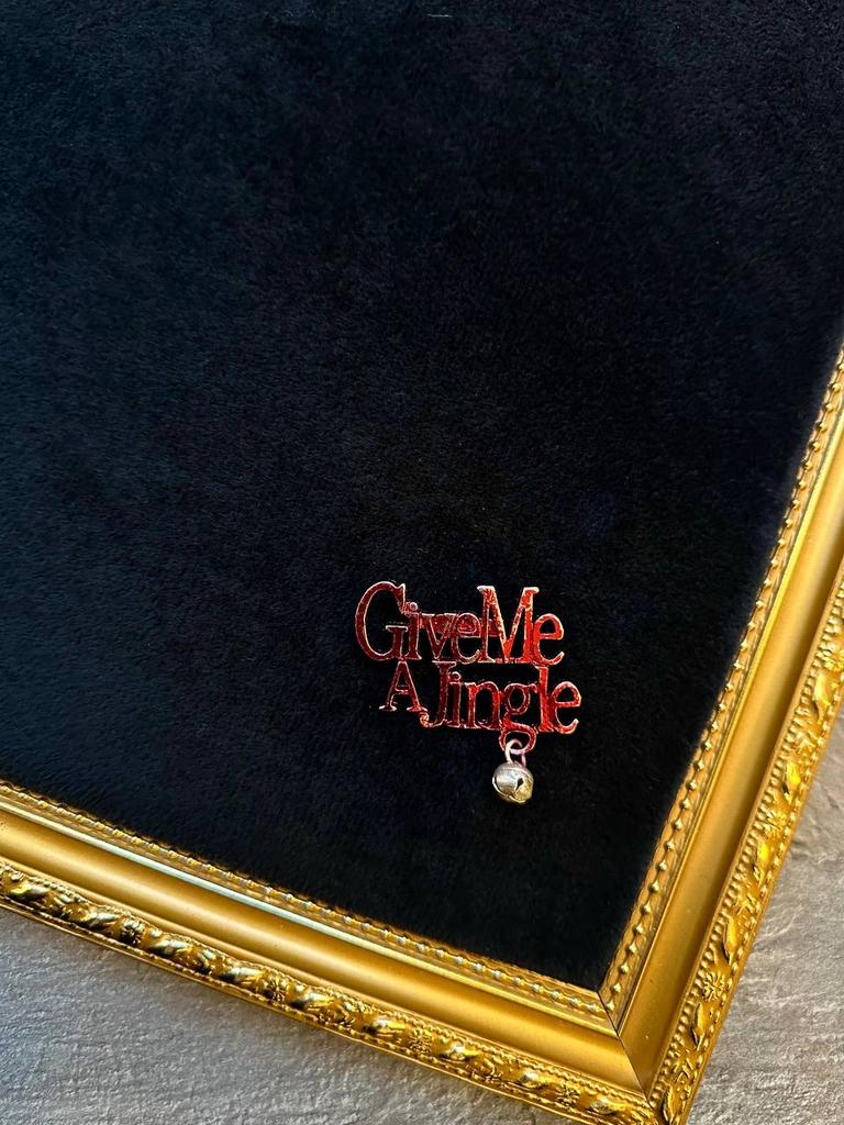 Винтажная брошь «Give me a jingle»