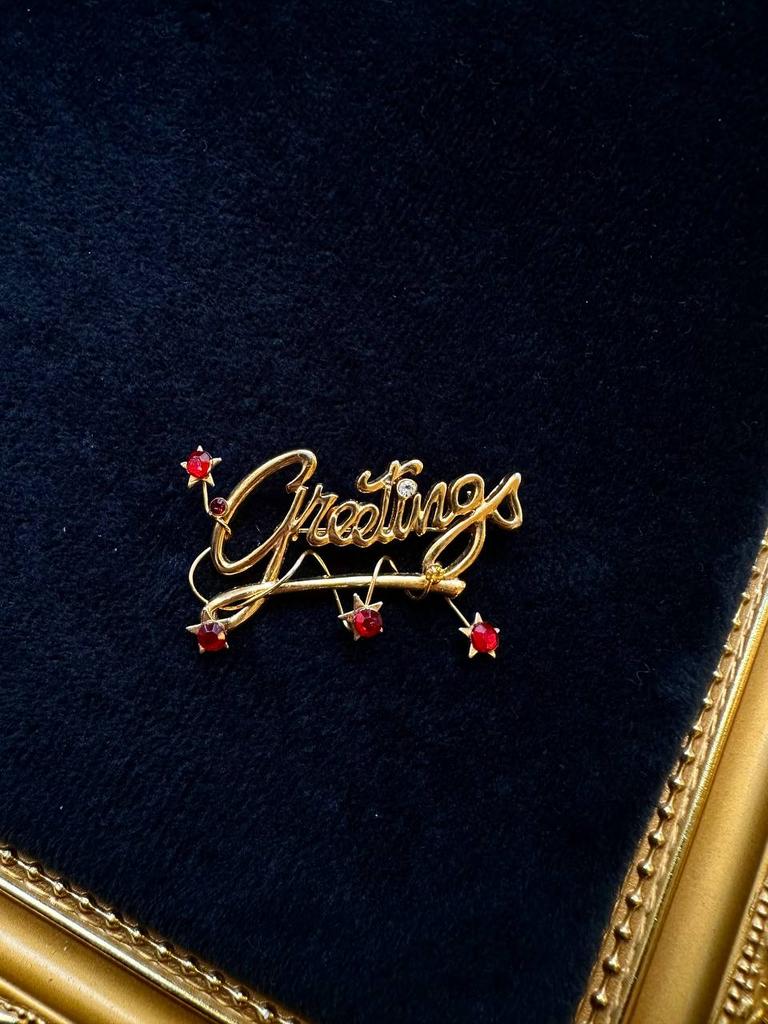 Винтажная брошь «Greetings»