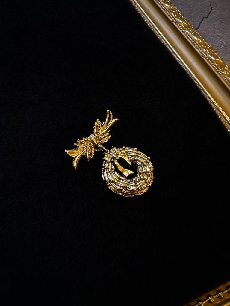 Винтажная брошь «Венок с омелой»