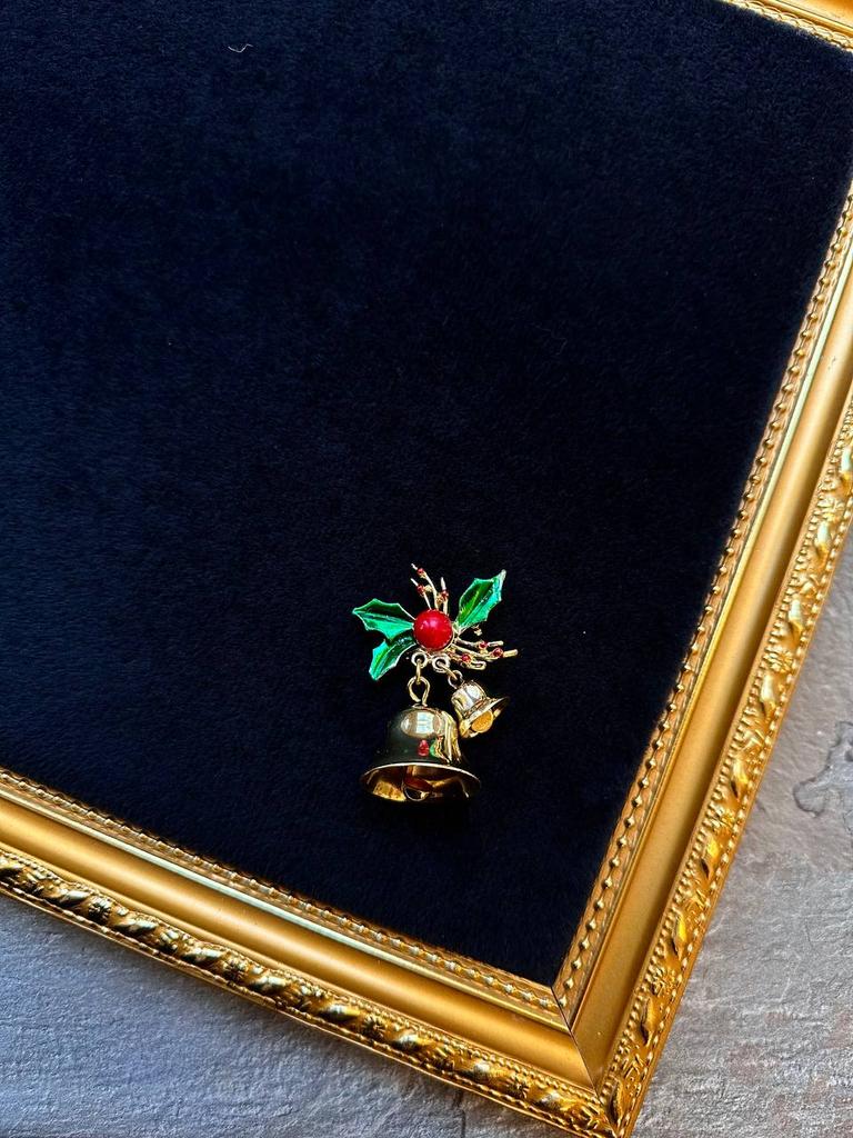 Винтажная брошь «Колокольчики с омелой»