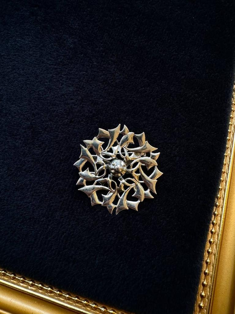 Винтажная брошь «Рождественские узоры»