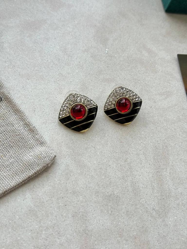 Серьги Ромбы с красным камнем