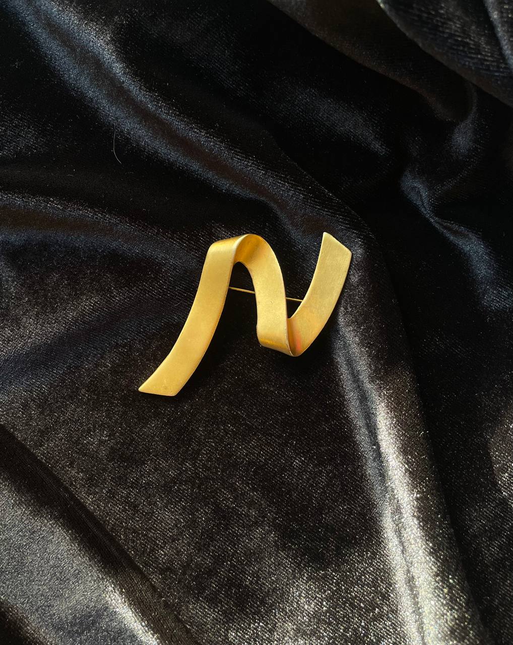 Винтажная брошь «N» в виде ленточки