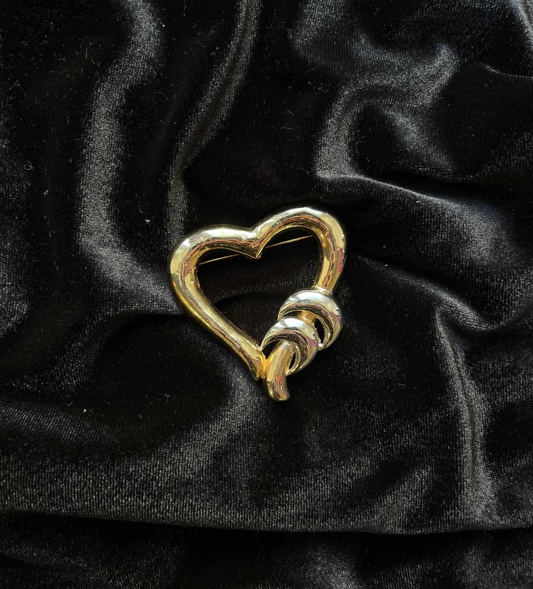 Винтажная брошь «Раненое сердце»