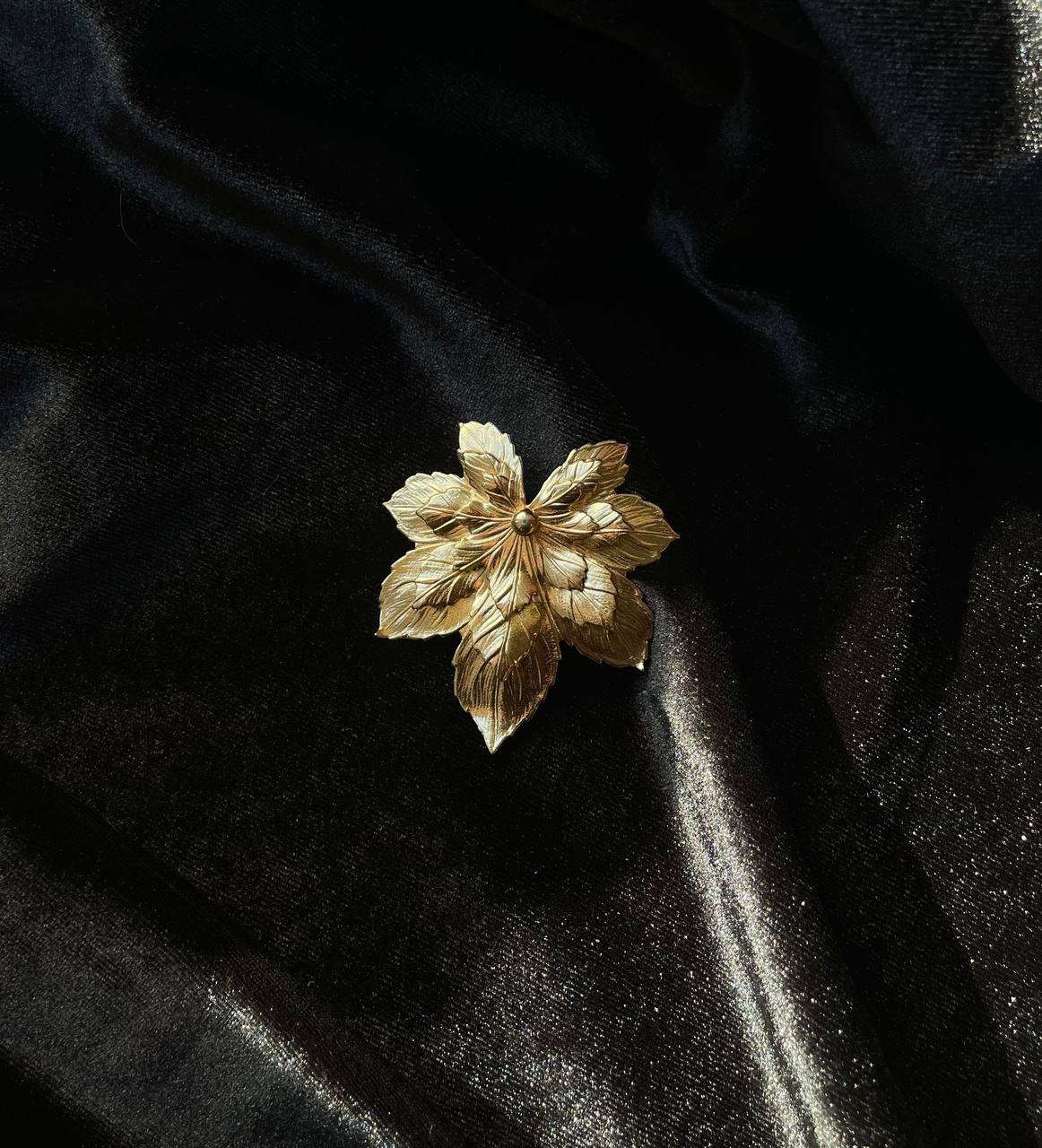 Винтажная брошь «Множество листьев»