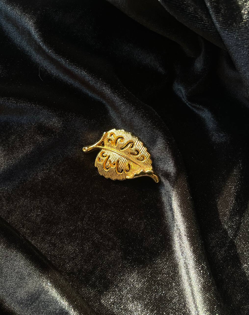 Винтажная брошь «Ажурный лист»