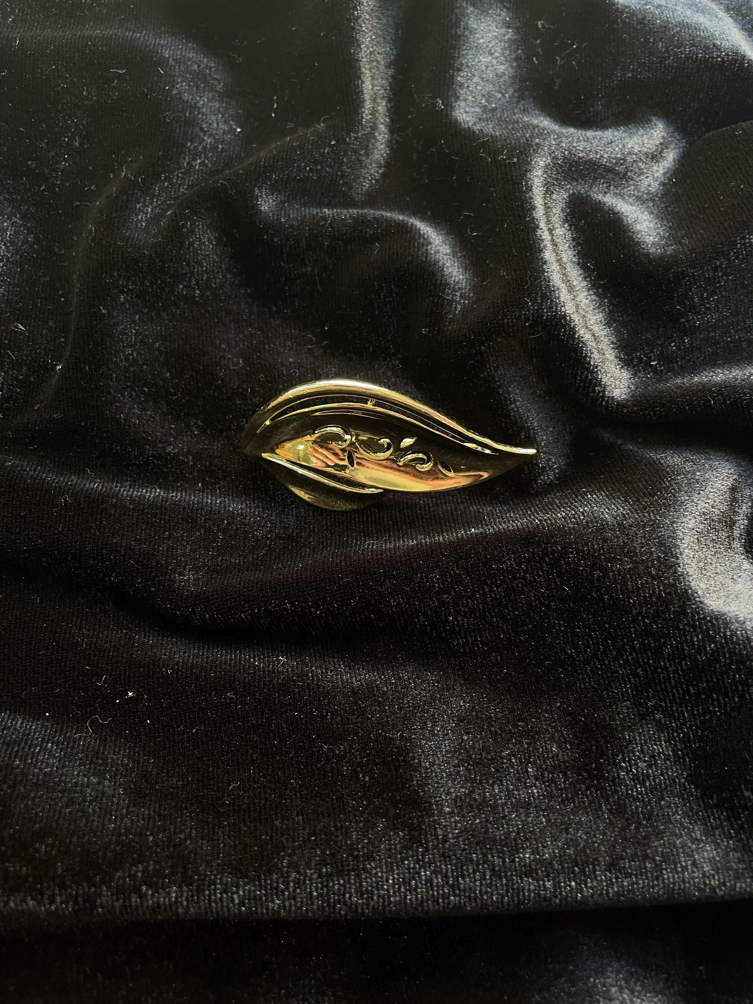 Винтажная брошь «Объемный лист»