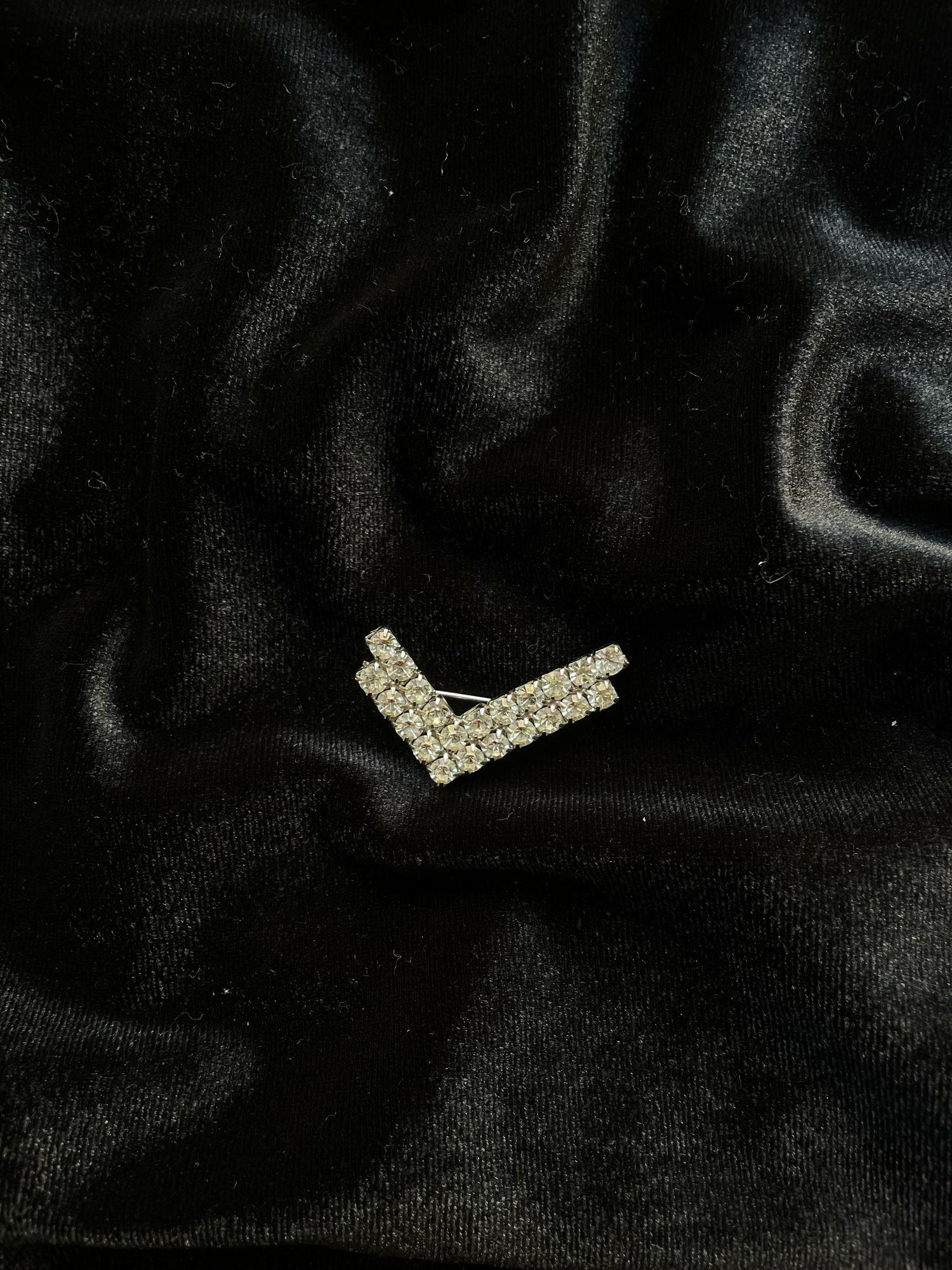 Винтажная брошь «Галочка»